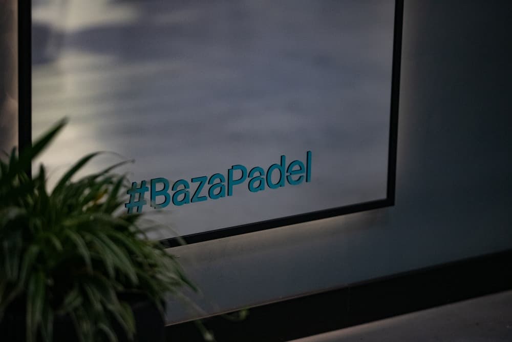 #BazaPadel podświetlany napis