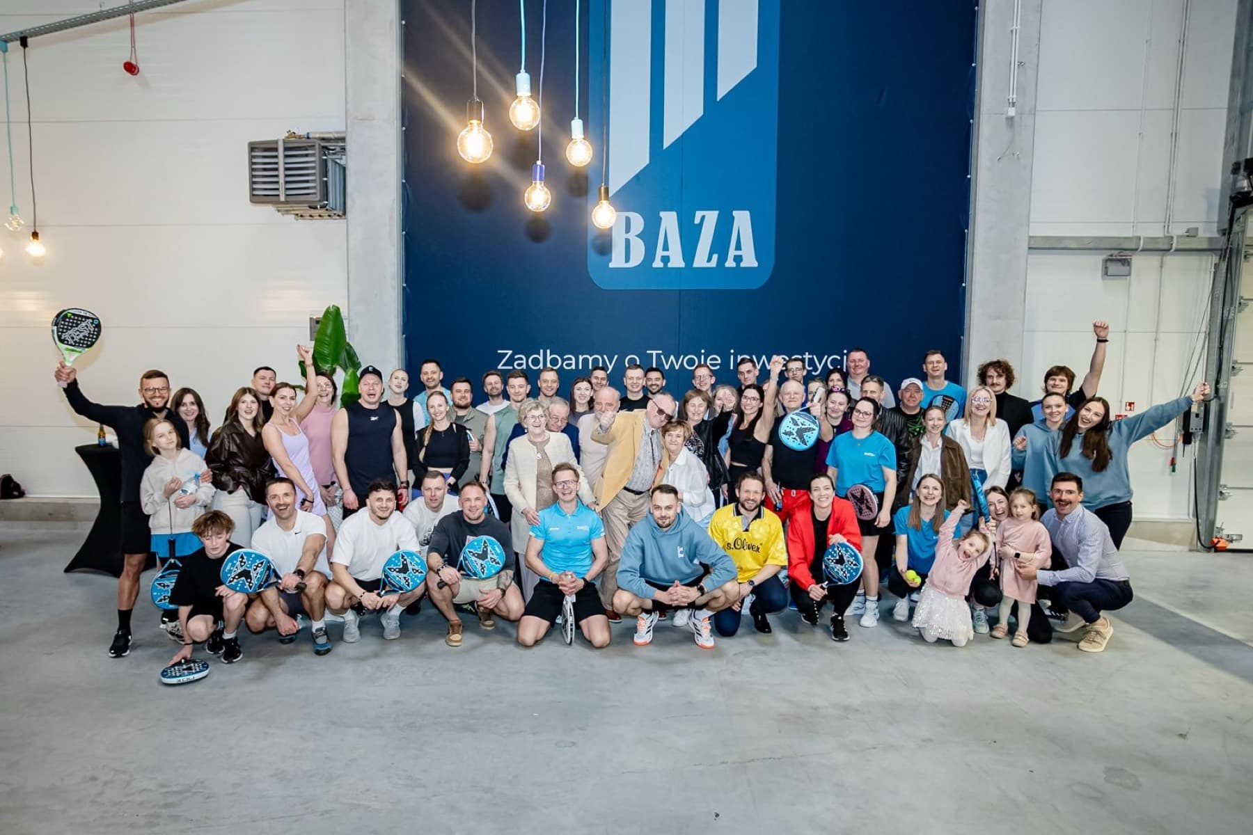 Społeczność Baza Padel Club podczas wspólnego wydarzenia